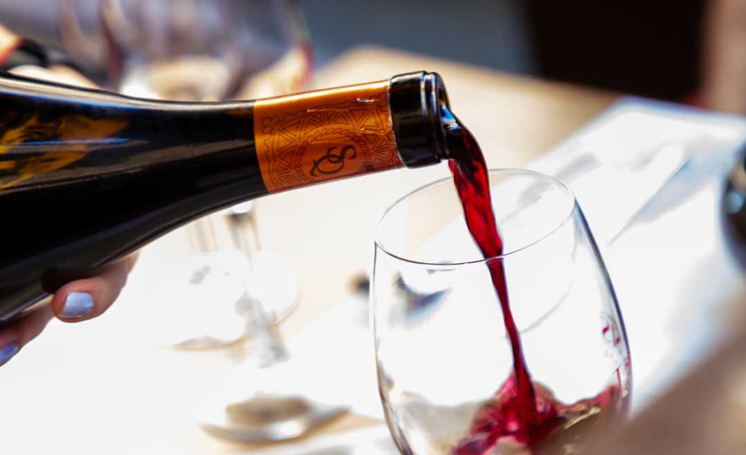 Cómo hacer una cata de vino perfecta: paso a paso para descubrir todos sus matices